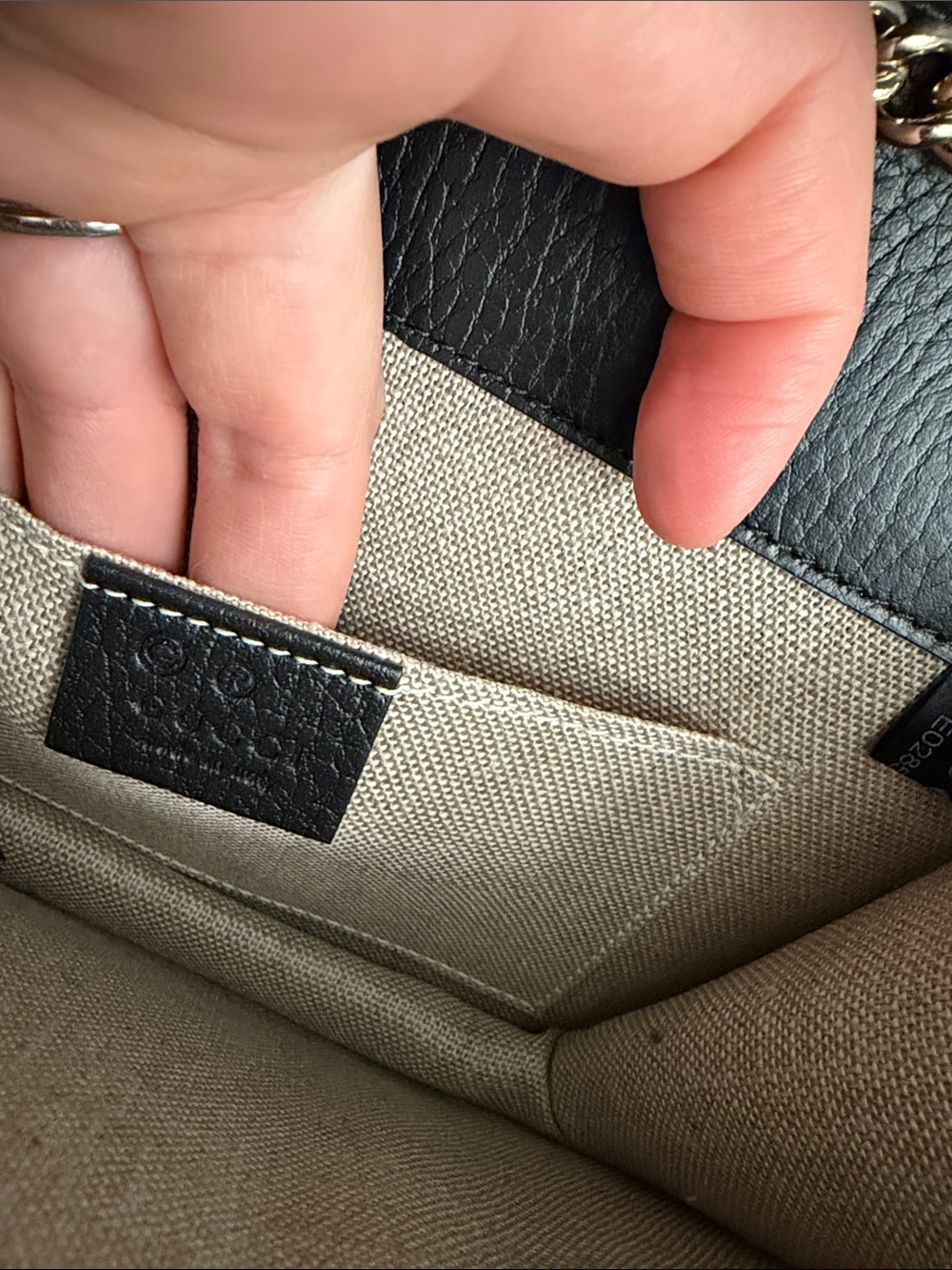 Gucci Black Crossbody Bag with Chain Strap and Iconic Logo - Picture 14 of 14